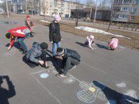 Конкурс рисунков на асфальте "Весенняя радуга"